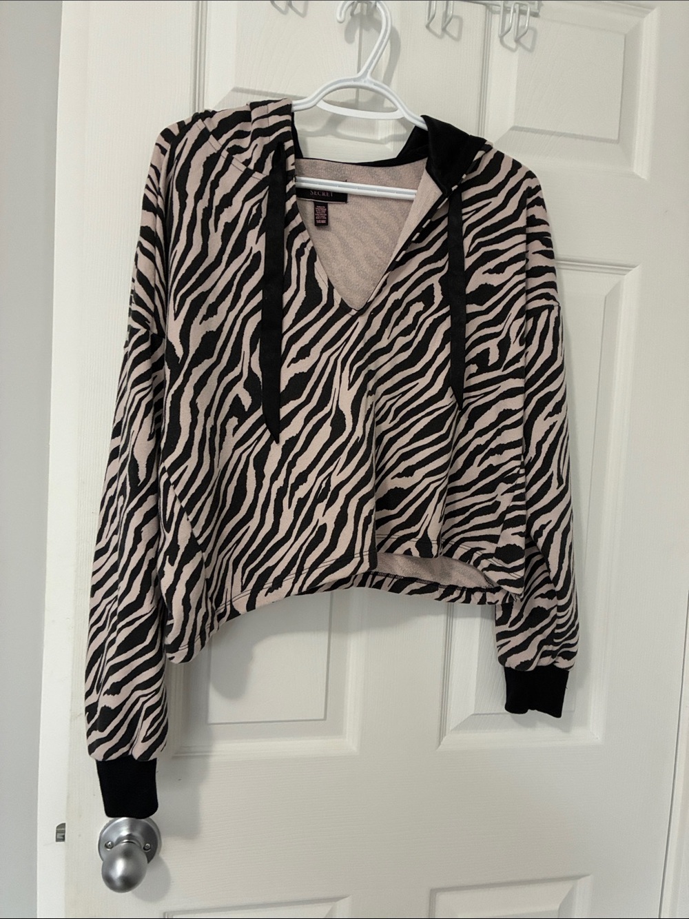 Victoria’s Secret Zebra Print V-Neck cropped  Hoodie in Beige and Black
